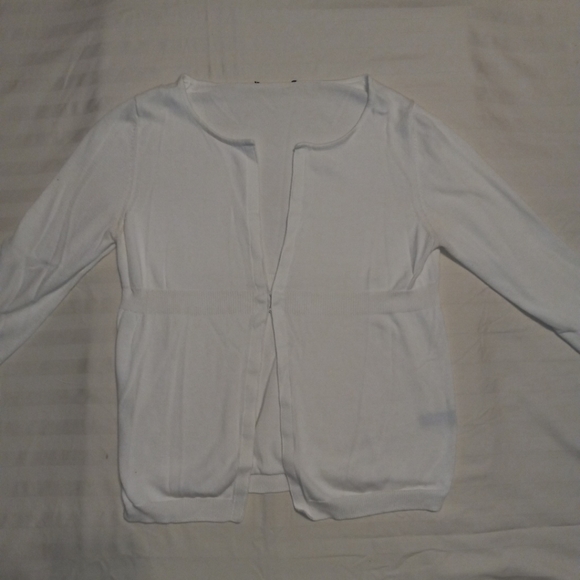 10 PIECE BUNDLE DEAL!       10 Women shirts.                   Size- Small - Picture 9 of 12